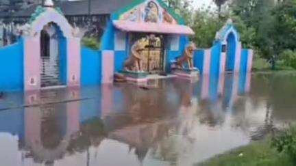 ଅନୁଗୋଳ: କୁକୁଡ଼ାଙ୍ଗ ଗ୍ରାମରେ ଥିବା ଶିବ ମନ୍ଦିର ସମ୍ମୁଖ ରାସ୍ତାରେ ଆଣ୍ଠୁଏ ପାଣି; ଯାତାୟାତ ବାଧାପ୍ରାପ୍ତ