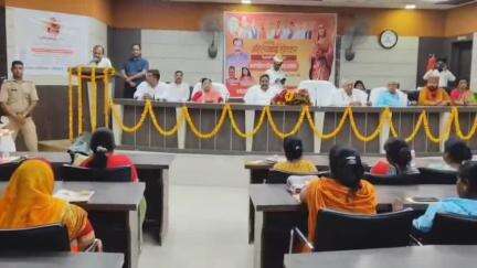 आज़मगढ़: नेहरू हाल में पुण्यश्लोक अहिल्याबाई होल्कर त्रिशताब्दी स्मृति अभियान का कार्यक्रम हुआ, सफाई कर्मचारियों को सम्मानित किया गया