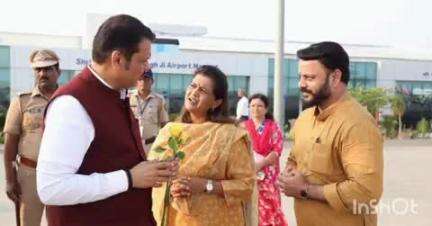 लातूर: राज्याचे मुख्यमंत्री देवेंद्र फडणवीस यांची भाजप नेत्या अर्चनाताई पाटील चाकूरकर व ऍड.कातवटे यांनी नांदेड विमानतळावर भेट