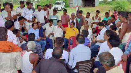 सारठ: MLA चुन्ना सिंह ने पथलजोर गांव में की बैठक, पुल का संपर्क पथ बनवाने की सार्थक पहल की