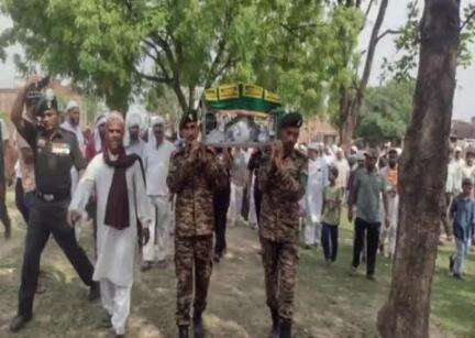 सुल्तानपुर: बीर अब्दुल हमीद के चालक मो0 नसीम के जनाजे में लोगों का हुजूम, सेना के तीन बटालियन के दर्जनभर सैनिकों ने दी अंतिम विदाई
