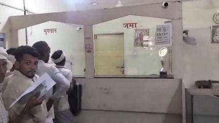 अलीराजपुर: जिले मे जिला सहकारी बैंक मे स्टॉफ की कमी,किसानों ओर आम नागरिकों के लेनदेन के लिए लग रही लंबी लंबी कतार।#jansamsya