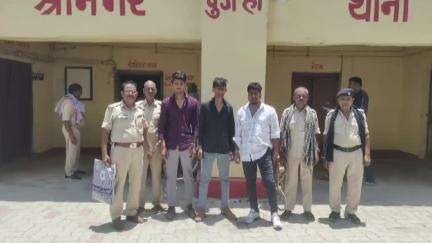 बैरिया: श्रीनगर थाना पुलिस ने पूजाहा मंदिर के पास से शराब के साथ तीन को किया गिरफ्तार, एक कार जब्त