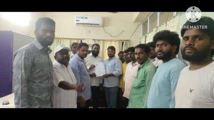 మంచిర్యాల: నగరపాలకల సంస్థల పని చేస్తున్న కార్మికుల సమస్యలు పరిష్కరించాలని కమిషనర్ కు వినతి పత్రం అందజేసిన కార్మిక సంఘం నాయకులు