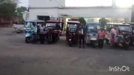 राजनांदगांव: शहर के यातायात कार्यालय में यातायात पुलिस द्वारा 1114 ऑटो ई-रिक्शा को जारी किया गया यूनिक नंबर