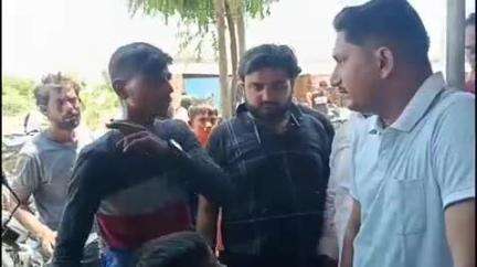इकौना: इकौना भिनगा मार्ग चिचड़ी के पास रिपेयरिंग की दुकान से पीड़ित ने खुद ढूंढी चोरी हुई बाइक, पुलिस ने संदिग्धों को थाने ले गई