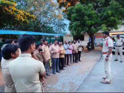 మణుగూరు: ట్రాఫిక్కు అంతరాయం కలిగించేలా ఆటోలు నిలపరాదని ఆటోడ్రైవర్లకు అంబేద్కర్ సెంటర్ ట్రాఫిక్ విషమై వాహందారులకు సూచనఎస్ఐ ప్రసాద్