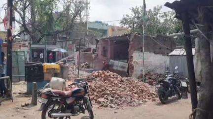 নিতুড়িয়া: পি ডব্লিউ ডি'র জায়গায় দোকান ঘর থাকায় রাস্তা নির্মাণের সমস্যা নোটিশ দেওয়ার কয়েক দিনের মধ্যেই দোকান ঘর ভাঙলেন মালিক