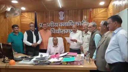 पिथौरागढ़: पिथौरागढ़ में ऑल इंडिया सीनियर सिटीजन वेलफेयर सोसाइटी के सदस्यों ने डीएफओ का स्वागत किया