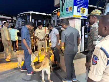 ఆర్మూర్: ఆర్మూర్ బస్టాండ్ లో స్నీపర్ డాగ్స్ తో తనిఖీలు నిర్వహించిన పోలీసులు