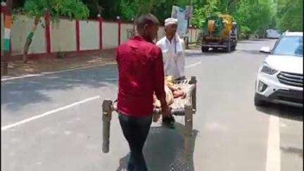 फिरोज़ाबाद: एक पिता अपनी बेटी को इंसाफ दिलाने के लिए गंभीर हालत में चारपाई पर लिटा कर SSP ऑफिस लेकर पहुंचा