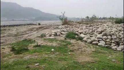सिंचाई विभाग के बाढ़ राहत कार्यों में धांधली के आरोप, कलेसर में मौके से पत्थर लगाने का आरोप