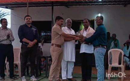 भंडारा: मुरमाडी तुपकर येथे विविध क्षेत्रात उल्लेखनीय कार्य करणाऱ्या मान्यवरांचा ठाणेदारांच्या हस्ते सत्कार