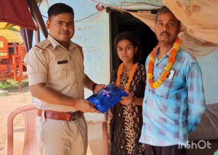 खरौंधी: गढ़वा जिला टॉपर को केतार थाना प्रभारी ने घर पहुंचकर किया सम्मानित