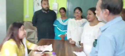 রাজগঞ্জ: নেতাজি সুভাষ মঞ্চের সংস্কারের দাবিতে  ওদলাবাড়ি গ্রামপঞ্চায়েতের প্রধানকে ডেপুটেশন দিল  সৃষ্টি সাংস্কৃতিক সংস্থা