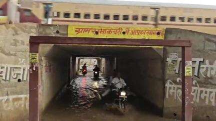 करछना: कचरी गांव स्थित रेलवे पुलिया में बरसात का पानी भर जाने से जान जोखिम में डालकर आवागमन कर रहे राहगीर #Jansamasya