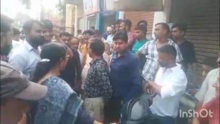 बिजनौर: हल्दौर कस्बे में धूलिया महादेव मंदिर पर चल रहे अतिक्रमण हटाओ अभियान को लेकर व्यापारी भड़के