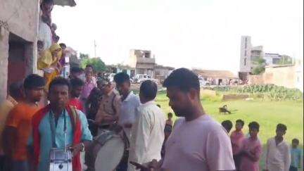 मोतिहारी: महिला थाना कांड संख्या-46/24 पॉस्को एक्ट के अभियुक्त अमन आलम के घर नरकटियागंज में इश्तेहार का तामिला किया गया