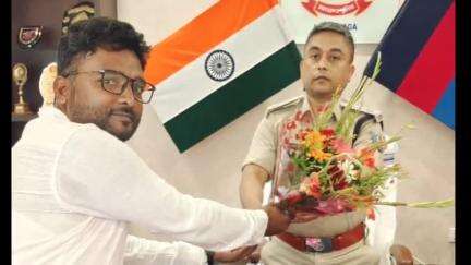 लोहरदगा: आईयूएमएल लोहरदगा के जिलाध्यक्ष मुर्शीद ने नए एसपी से की मुलाकात