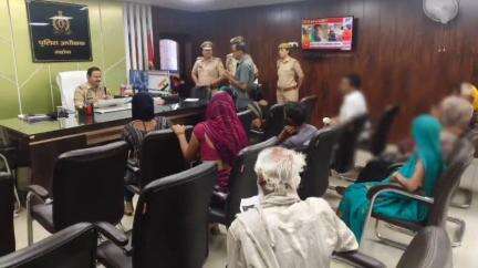 महोबा: महोबा पुलिस अधीक्षक ने पुलिस कार्यालय में की जनसुनवाई, फरियादियों की समस्याओं को सुनकर निस्तारण के दिए निर्देश