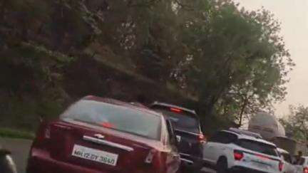सोयगाव: फर्दापूर घाटात वाहन खराब झाल्याने तीन ते चार किलोमीटर वाहनांच्या लागल्या रांगा