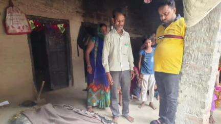 इटवा: कपिया लोहटी में बब्लू की मां के निधन पर नगर पंचायत अध्यक्ष ने उनके आवास पर पहुंचकर व्यक्त की शोक संवेदना