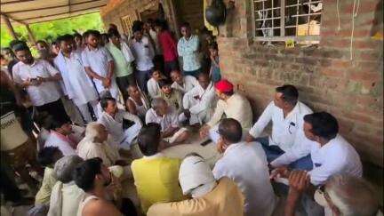 सहसवान: सपा विधायक ब्रजेश यादव ने मुनेंद्र के घर जाकर पीड़ित परिजनों से मिलकर दिलाया न्याय का भरोसा