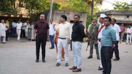 कोडरमा: उपायुक्त ने ज़िला निबंधन कार्यालय का किया निरीक्षण, सीसीटीवी और बैठने की व्यवस्था के दिए निर्देश
