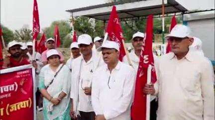 डूंगरपुर: राजस्थान शिक्षक संघ शेखावत का पैदल मार्च तीसरे दिन जोबनेर पहुँचा, सरकार पर मनमानी का आरोप लगाया