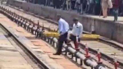 अम्बाला: अंबाला छावनी रेलवे स्टेशन पर रेलवे कर्मी व यात्री ट्रैक पार करते दिखे, वीडियो वायरल
