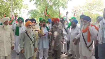 ਬਰਨਾਲਾ: ਕੌਮੀ ਇਨਸਾਫ ਮੋਰਚੇ ਦੇ ਸੱਦੇ ਤੇ ਸ਼੍ਰੋਮਣੀ ਅਕਾਲੀ ਦਲ ਅੰਮ੍ਰਿਤਸਰ ਤੇ  ਵੱਖ-ਵੱਖ ਜਥੇਬੰਦੀਆਂ ਵੱਲੋਂ ਐਸਡੀਐਮ ਬਰਨਾਲਾ ਨੂੰ ਦਿੱਤਾ ਮੰਗ ਪੱਤਰ