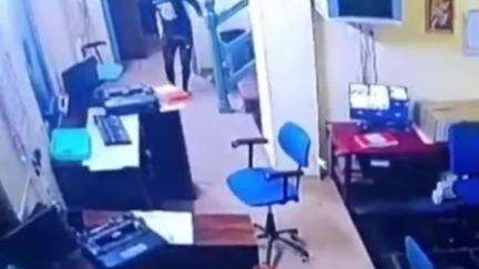बिलासपुर: जोनल मुख्यालय के गजरा चौक स्थित जनरल टिकट काउंटर का ताला तोड़कर नकाबपोश चोर के घुसने का सीसीटीवी वीडियो आया सामने