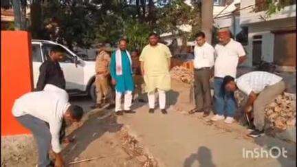 बलरामपुर: रानी तालाब स्थित सरोवर के सुंदरीकरण एवं हनुमानगढ़ी मंदिर के सड़क कार्य का नगर पालिका परिषद अध्यक्ष ने लिया जायजा