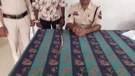 भाटापारा: भाटापारा शहर पुलिस ने तलवार लहराकर लोगों को भयभीत करने वाले आरोपी को समाधान सेल में सूचना के आधार पर किया गिरफ्तार