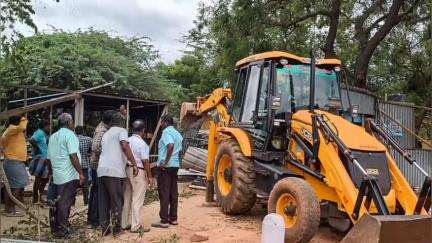 நல்லம்பள்ளி: வீட்டு வசதி வாரியம் துறை சார்பில் ஒட்டப்பட்டியில் ஆக்கிரமிப்புகள் அகற்றப்பட்டு ₹10 கோடி மதிப்பிலான நிலங்கள் மீட்பு