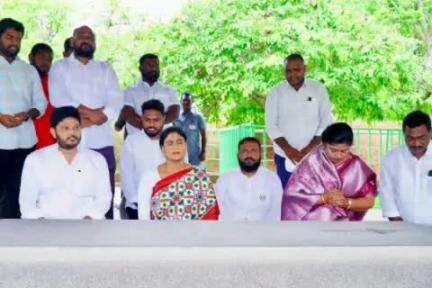 పులివెందుల: దివంగత మాజీ ముఖ్యమంత్రి వైయస్ రాజశేఖర్ రెడ్డికి నివాళులర్పించిన ఏపీసీసీ చీఫ్ వైఎస్ షర్మిల రెడ్డి