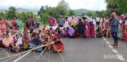 मसलिया: मसलिया सीएचसी के पास सड़क दुर्घटना में घायल युवक की मौत, परिजनों ने मुआवजे को लेकर दुमका नाला सड़क को जाम किया
