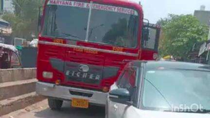 पलवल: पलवल में जाम में फंसी फायर ब्रिगेड, मीनारगेट पर गलत पार्किंग से रास्ता बंद, आपात सेवाएं प्रभावित