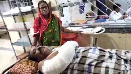 বোলপুর-শ্রীনিকেতন: বোলপুরে তৃণমূলের গোষ্ঠী কোন্দল, অনুব্রত মণ্ডল ঘণিষ্ঠ তৃণমূল নেতাকে মারধরের অভিযোগ কাজল শেখের অনুগামীদের বিরুদ্ধে