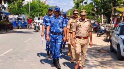 निचलौल: बकरीद त्यौहार के मद्देनज़र पुलिस और आरएएफ के जवानों ने किया फ्लैग मार्च