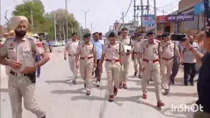 फतेहाबाद: थाना सदर रतिया का औचक निरीक्षण, एसपी ने दिए आवश्यक दिशानिर्देश, कानून व्यवस्था जानने के लिए की पैदल गश्त