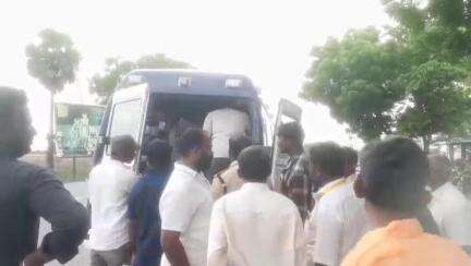 ఆత్మకూరు: నందవరం కూడలి వద్ద మహానాడుకు వెళ్తున్న బస్సును ఢీకొట్టిన కారు, నలుగురికి గాయాలు