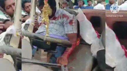 మరిపెడ: మరిపెడ శివారులో ఖమ్మం-వరంగల్ జాతీయ రహదారిపై టాటాఎస్‌ వాహనాన్ని ఢీకొన్న లారీ, ఇద్దరికి తీవ్ర గాయాలు, పరిస్థితి విషమం
