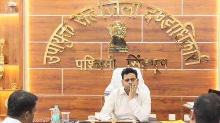 चाईबासा: डीसी ने की जिले के शिक्षा और खेल विभाग की समीक्षा बैठक, खेल को बढ़ावा देने का दिया निर्देश