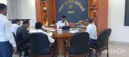 लातेहार: उपायुक्त उत्कर्ष गुप्ता की अध्यक्षता में कार्यालय कक्ष में मुख्यमंत्री स्वास्थ्य सहायता योजना को लेकर बैठक की गई