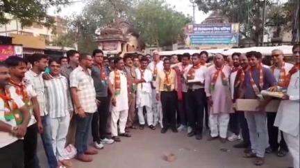 चिड़ावा: पूर्व जिलाध्यक्ष पवन मावंडिया की ओबीसी आयोग में नियुक्ति पर विवेकानंद चौक में भाजपा कार्यकर्ताओं ने मनाया जश्न