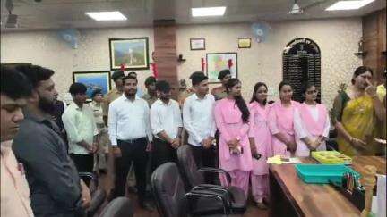 बेंगाबाद: गिरिडीह कॉलेज के छात्र-छात्राओं ने डीसी ऑफिस में उपायुक्त रामनिवास यादव से की मुलाकात