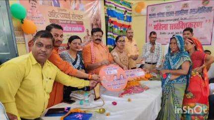 बिसौली: वजीरगंज में स्वयं सहायता समूह के तहत कार्यरत मातृशक्ति को सदर विधायक ने प्रशस्ति पत्र व लाभार्थियों को चाबी वितरित की