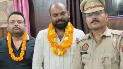 रुधौली: रूधौली थाना प्रभारी ने नटाई कला में दलित बेटी की शादी में सहयोग करने वाले समाजसेवियों को किया सम्मानित
