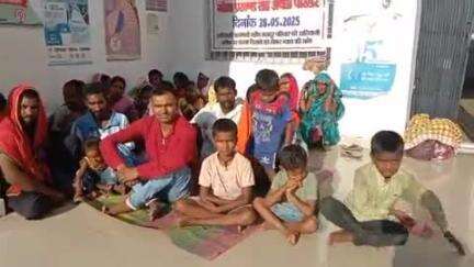गोला: अंचल कार्यालय गोला में दूसरे दिन भी आमरण अनशन पर बैठे रहे खोखा निवासी आदिवासी परिवार, कोई अधिकारी सुध लेने नहीं पहुंचा